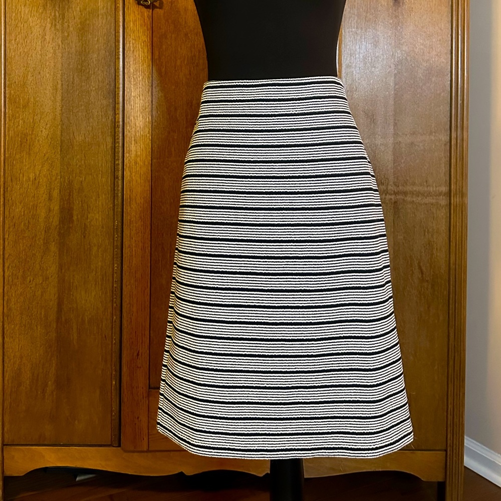 Loft stretchy skirt in navy/white